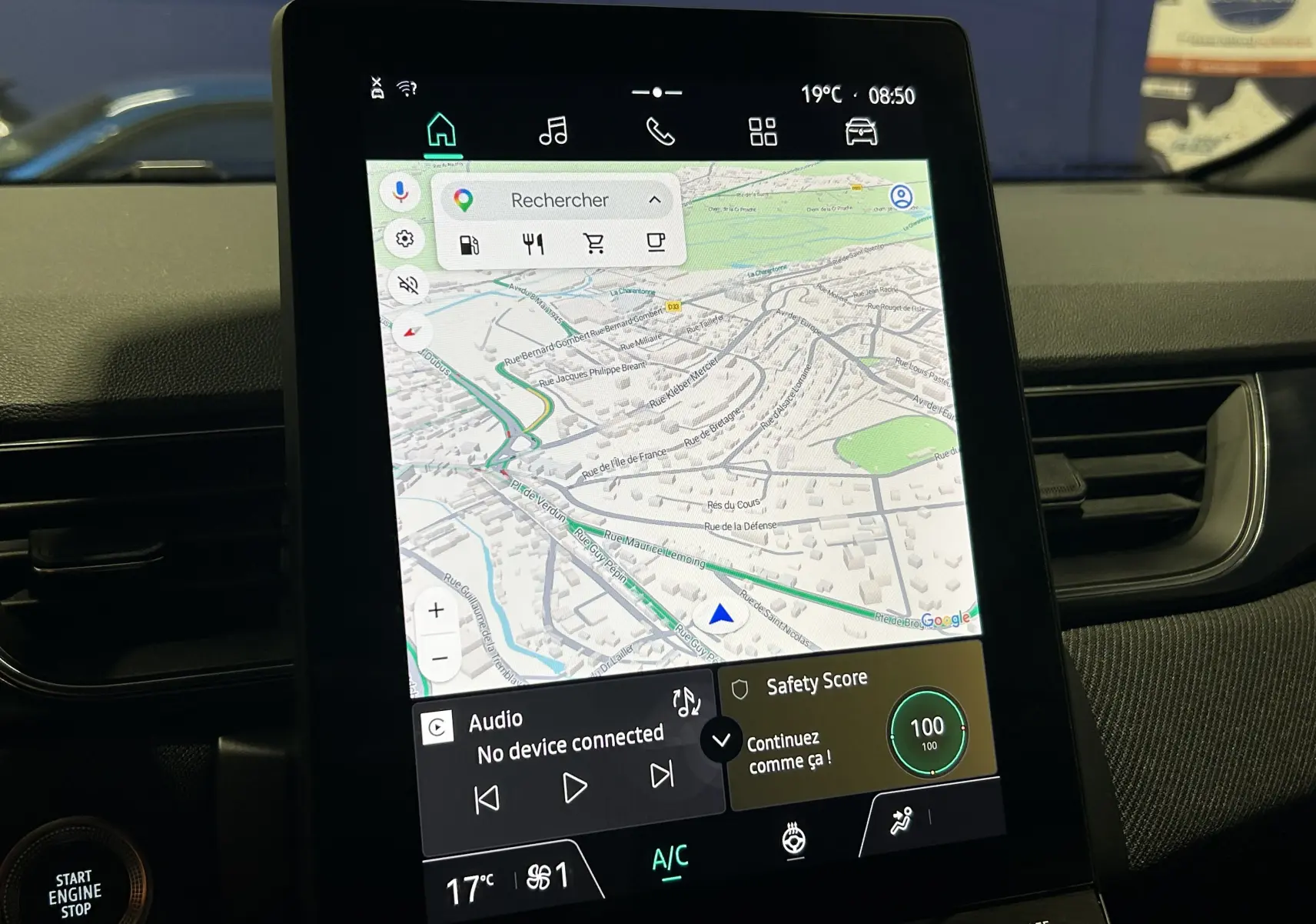 Écran tactile central du tableau de bord du Renault Captur II Ph.2 en bleu Iron, affichant la navigation GPS.