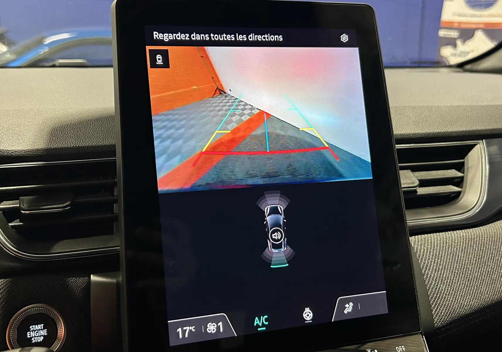 Écran central du Renault Captur II Ph.2 montrant la caméra de recul avec lignes de guidage colorées.