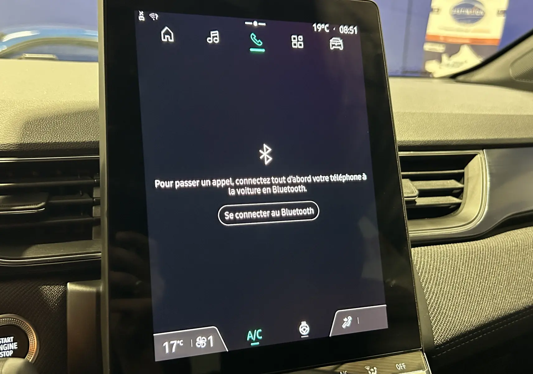 Écran tactile central du tableau de bord du Renault Captur bleu Iron, affichant la connexion Bluetooth.