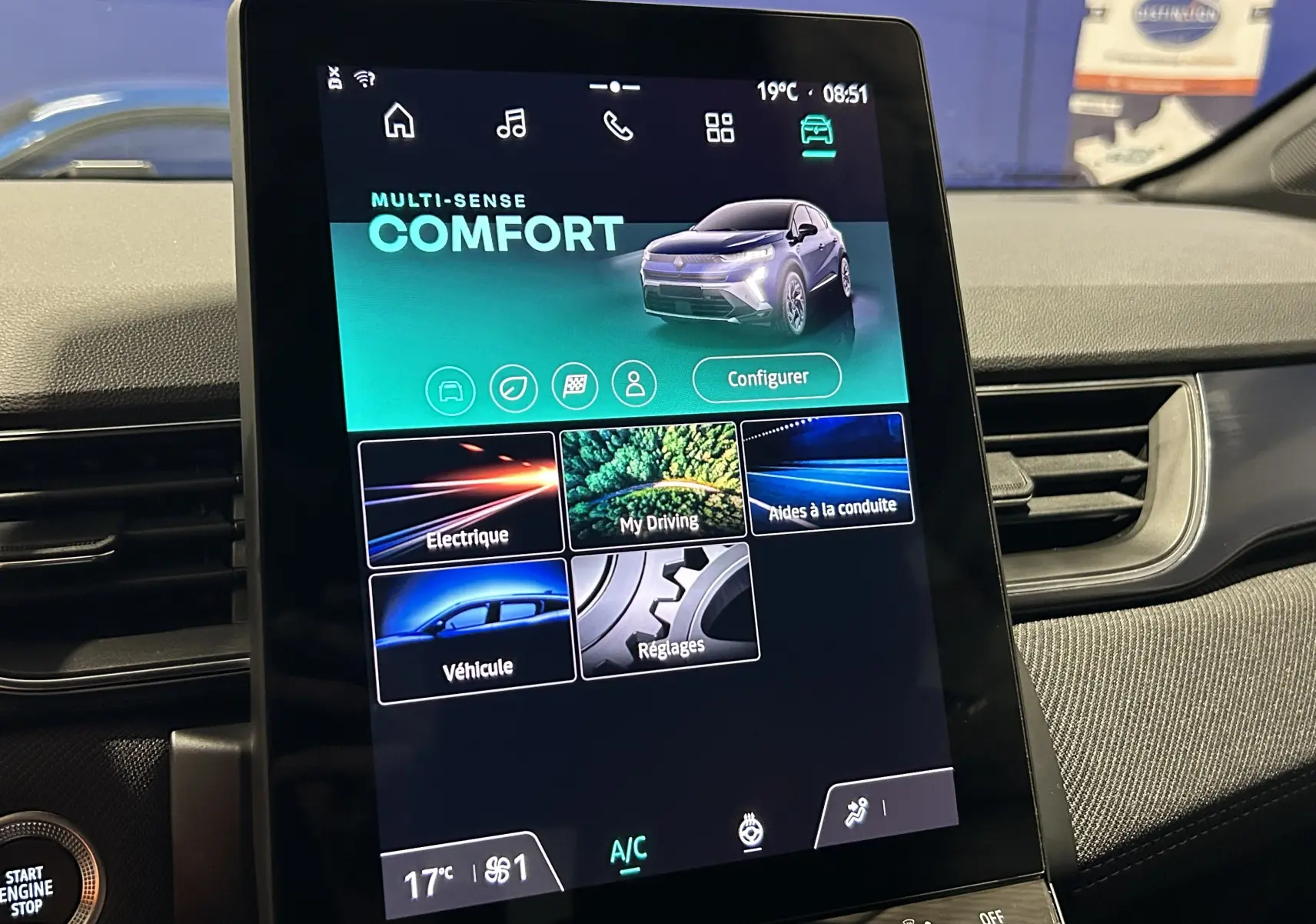 Écran tactile central du tableau de bord du Renault Captur II Ph.2 en mode confort, avec interface moderne et détails de conduite.