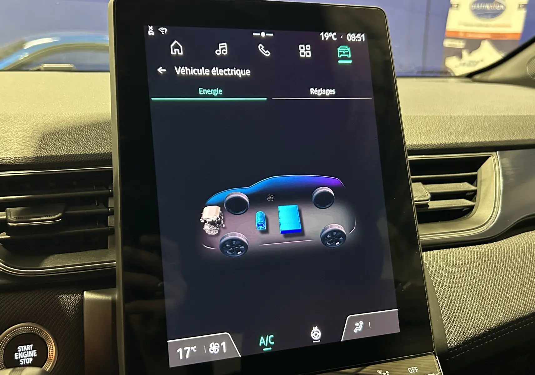 Écran tactile intérieur du Renault Captur II Ph.2 bleu Iron montrant la gestion d'énergie hybride.