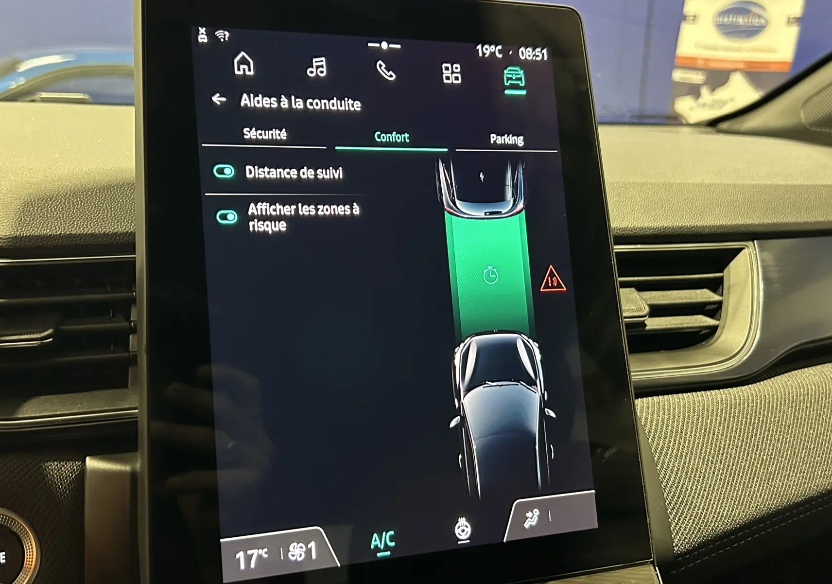 Écran tactile intérieur du Renault Captur II Ph.2 bleu Iron montrant les aides à la conduite et le suivi de distance.