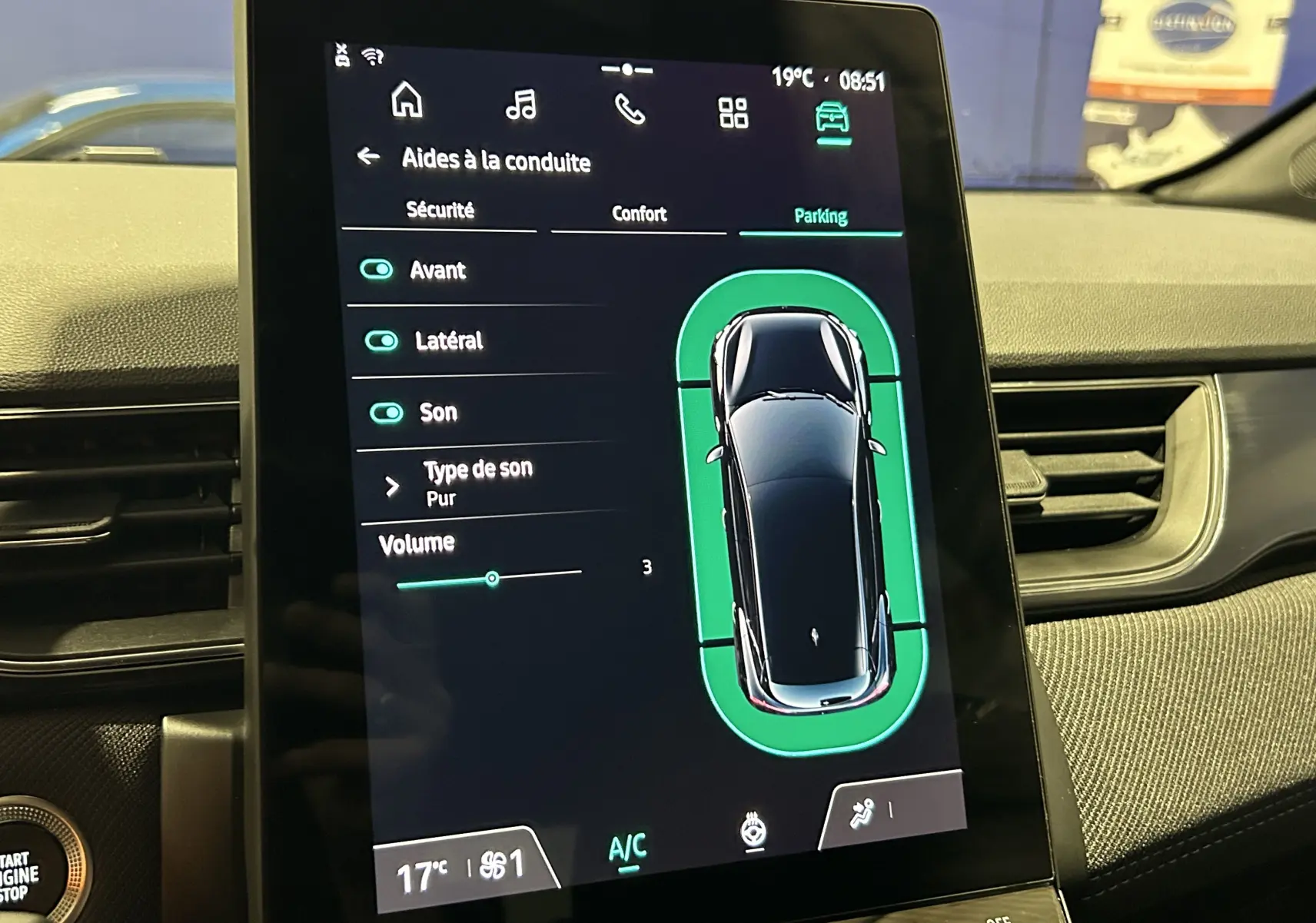 Écran tactile central du Renault Captur bleu Iron 2025 montrant les aides à la conduite en mode parking.