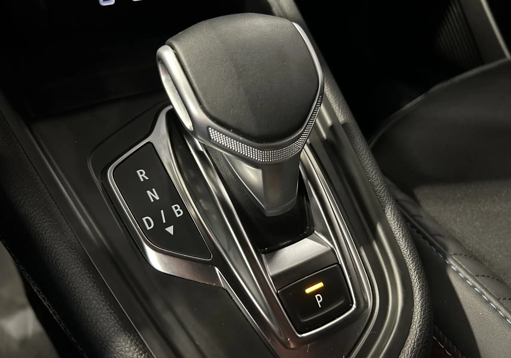 Gros plan sur le levier de vitesses automatique noir et argenté du Renault Captur II Ph.2 E-Tech Full Hybrid 145.