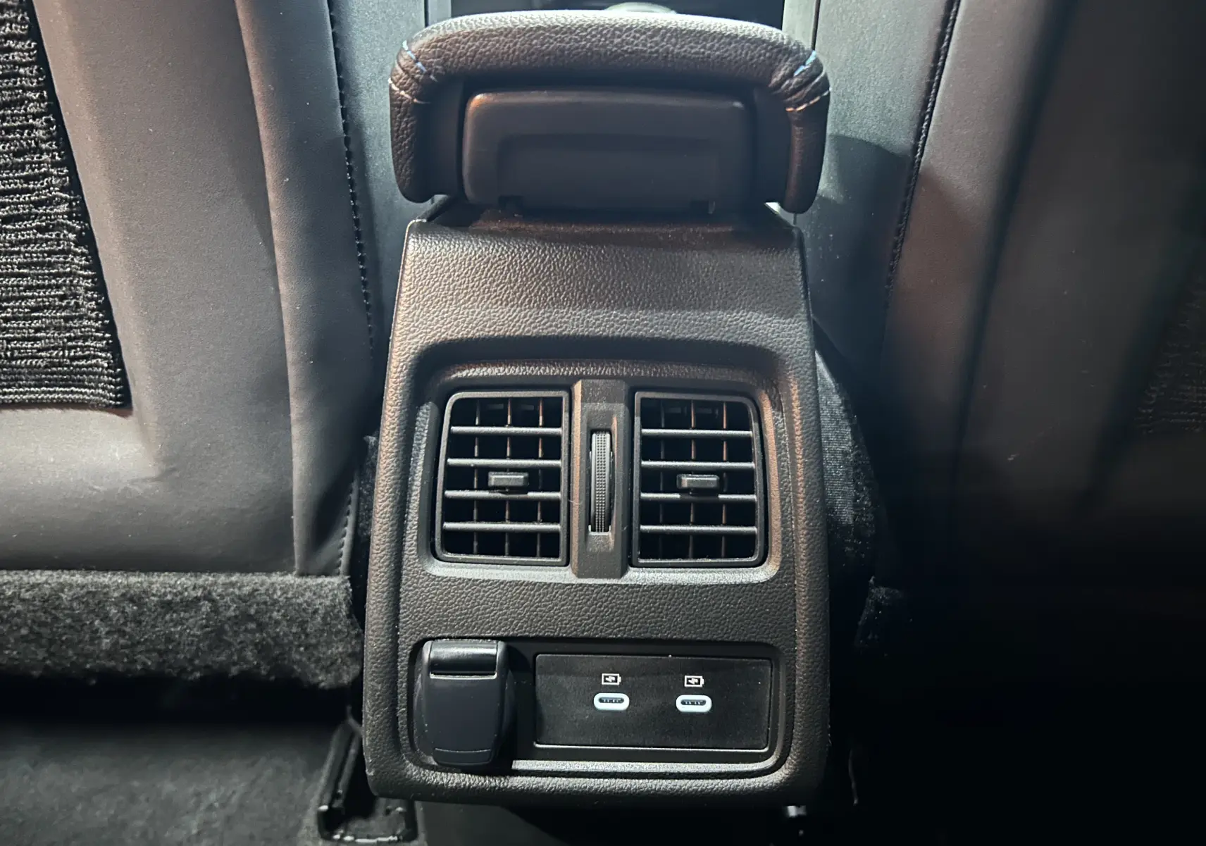 Vue rapprochée des aérateurs arrière et ports USB du Renault Captur II Ph.2 E-Tech, intérieur noir.
