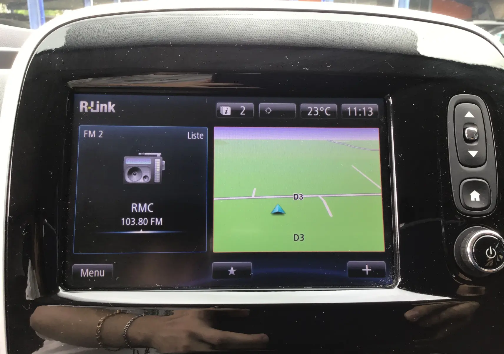 Écran tactile du système R-Link du Renault Trafic Planche cabine 2019 affichant GPS et radio FM.