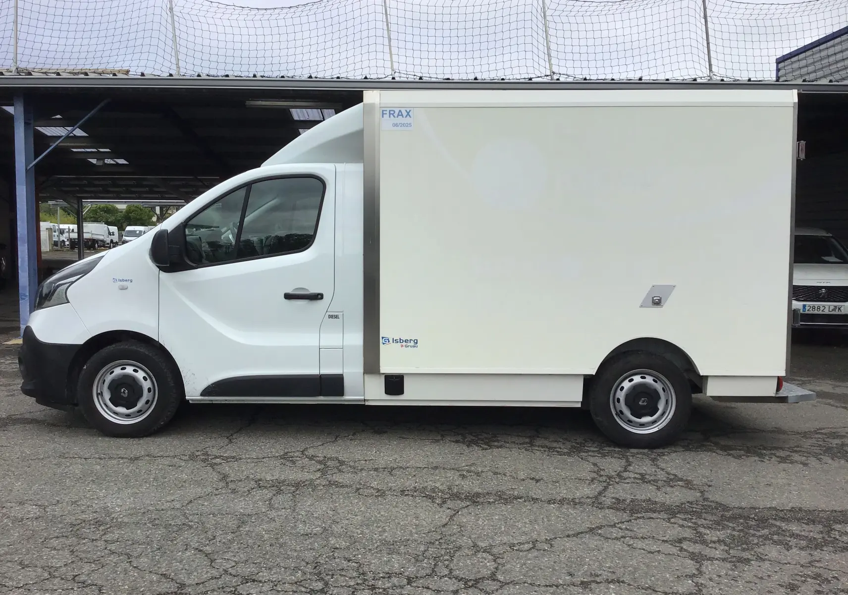 Renault Trafic Planche cabine blanc vue de profil côté gauche avec caisse frigorifique Iceberg et roues acier.
