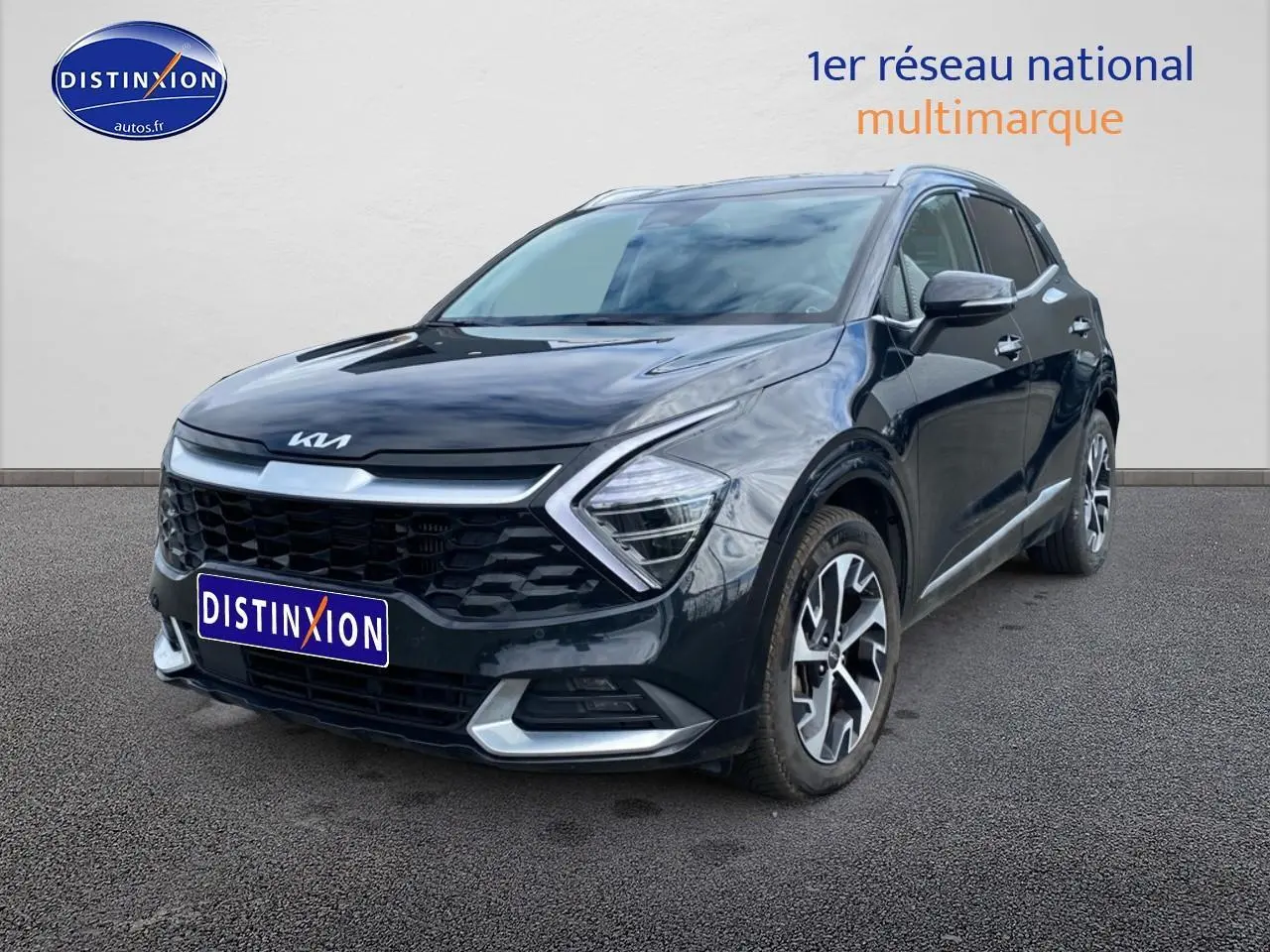 KIA SPORTAGE noir en 3/4 avant droit avec calandre marquée et jantes alliage bicolores visibles