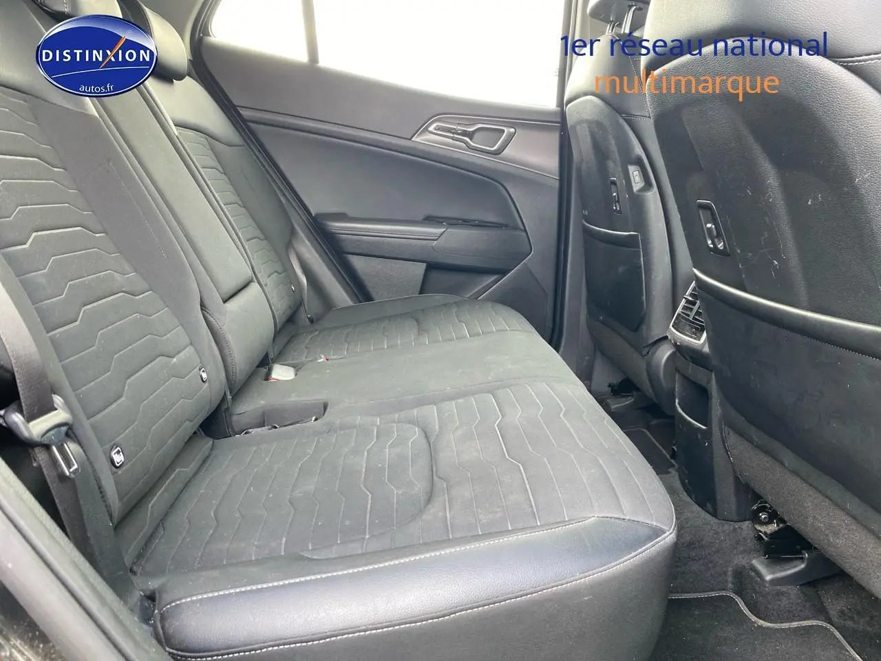 Banquette arrière noire en tissu et simili cuir du Kia Sportage 2023, vue côté gauche intérieur arrière.