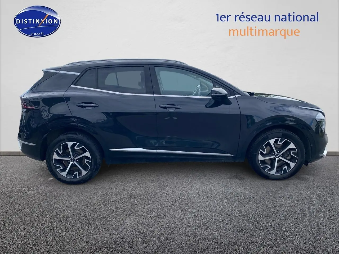 Profil droit du KIA SPORTAGE noir 2023 avec jantes alu et vitres teintées sur fond clair.
