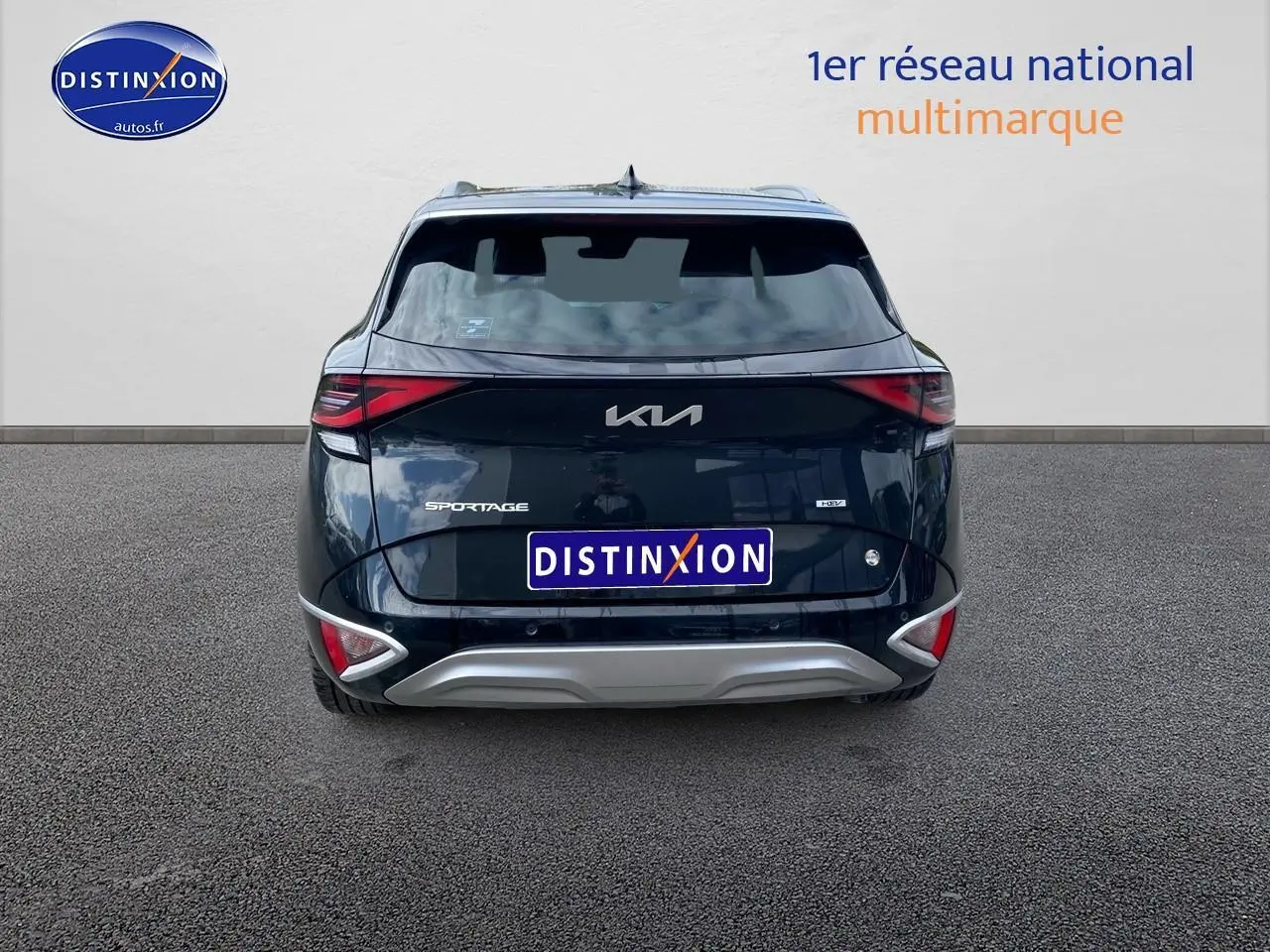 Vue arrière d'un Kia Sportage noir 2023 avec feux arrière LED et logo distinctif sur fond neutre.
