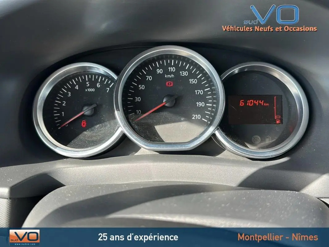 Gros plan sur le tableau de bord du Dacia Logan MCV gris clair, affichant 61044 km au compteur.