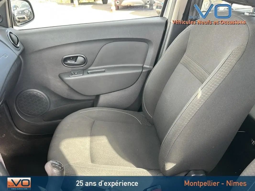 Siège conducteur en tissu gris et porte côté gauche de la Dacia Logan MCV 2020, vue intérieure rapprochée.