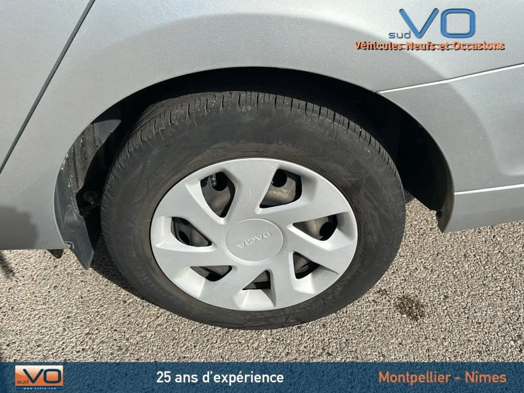 Gros plan sur la roue arrière droite gris clair de la Dacia Logan MCV 2020 avec enjoliveur d'origine.