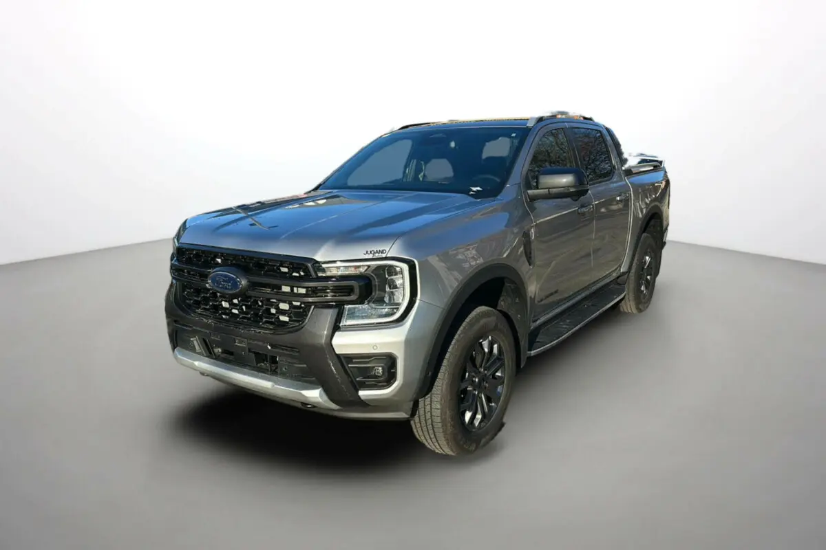 Ford Ranger 2025 gris iconic en 3/4 avant droit avec calandre noire et jantes alu 18 pouces noires