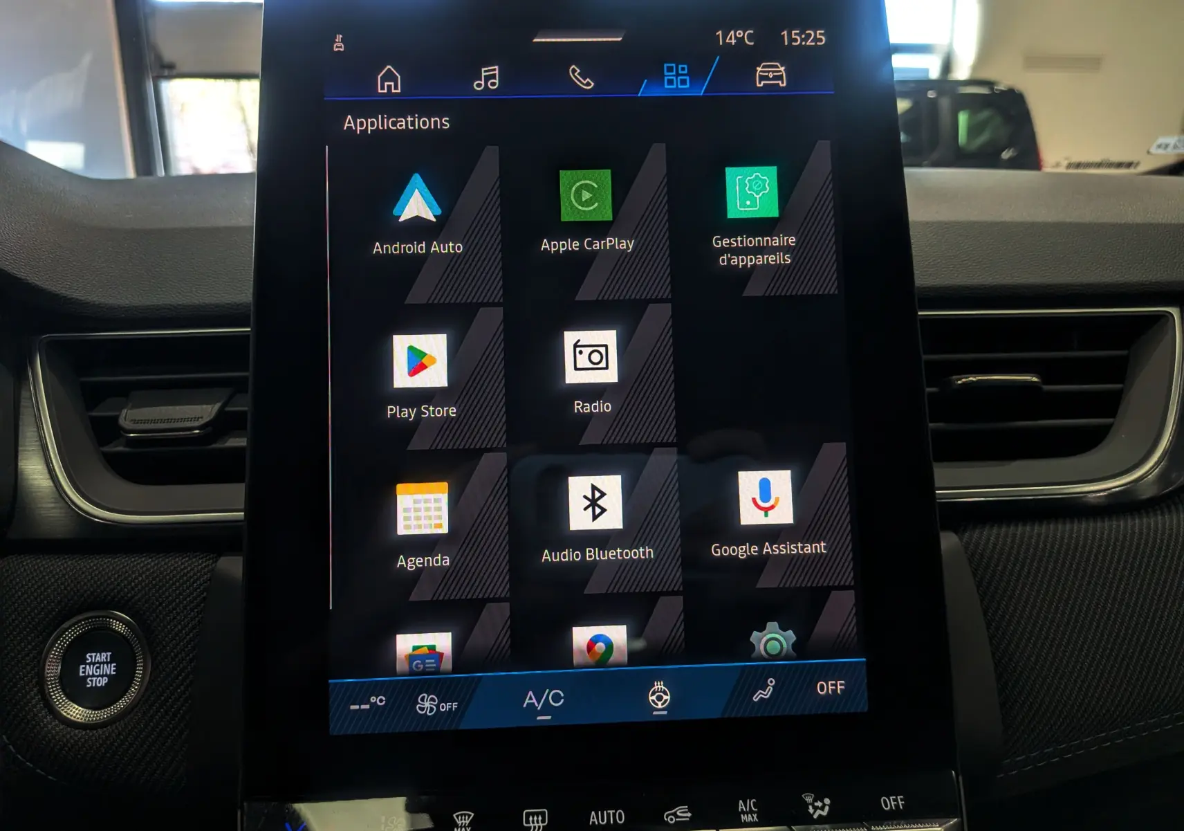 Vue rapprochée de l'écran tactile central du Renault Symbioz gris Rafale, affichant les applications connectées.