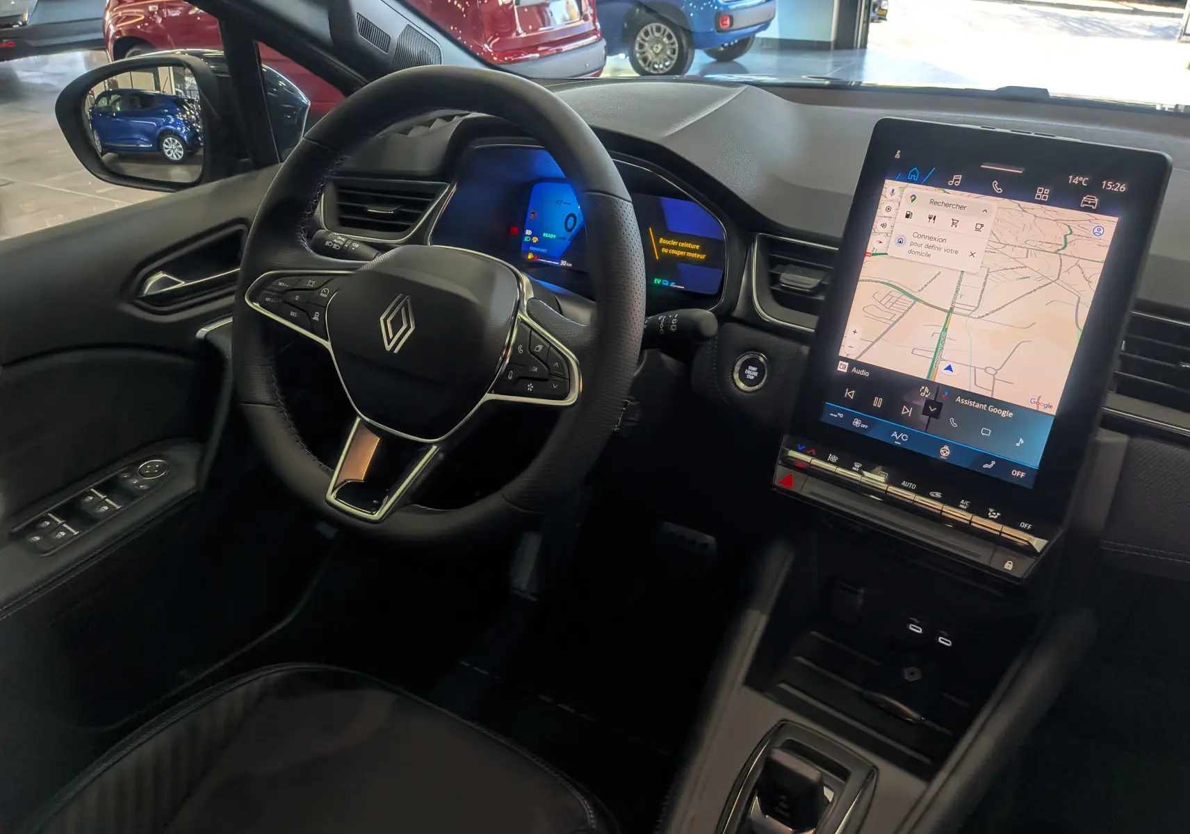 Vue intérieure côté conducteur du Renault Symbioz E-TECH gris Rafale, avec tableau de bord numérique et grand écran tactile central.