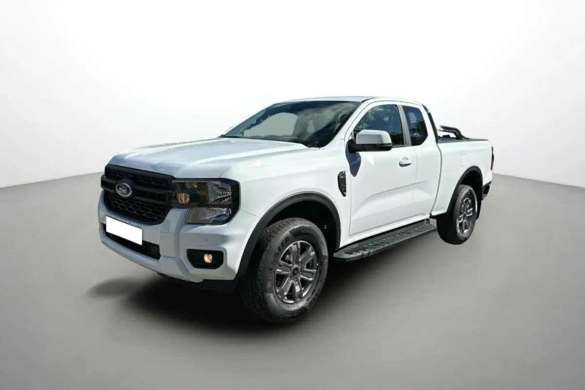 Ford Ranger blanc glacier en 3/4 avant droit avec arceaux inox et marchepieds latéraux visibles.