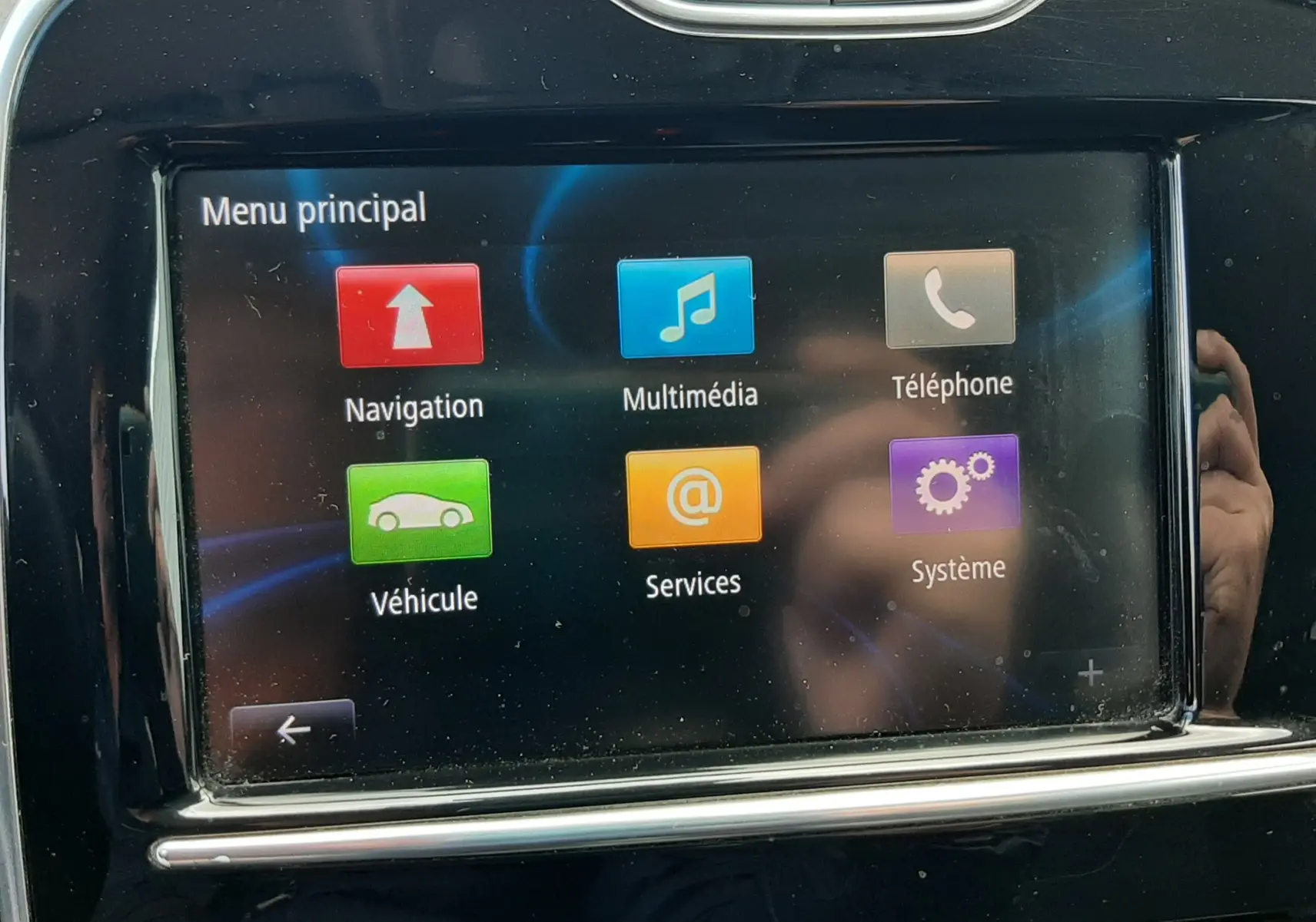 Écran tactile central de la Renault Clio IV Estate beige, affichant le menu principal multimédia et navigation.