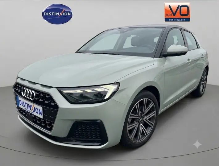 Audi A1 Sportback gris vue 3/4 avant droit, avec calandre noire et jantes alliage distinctives.