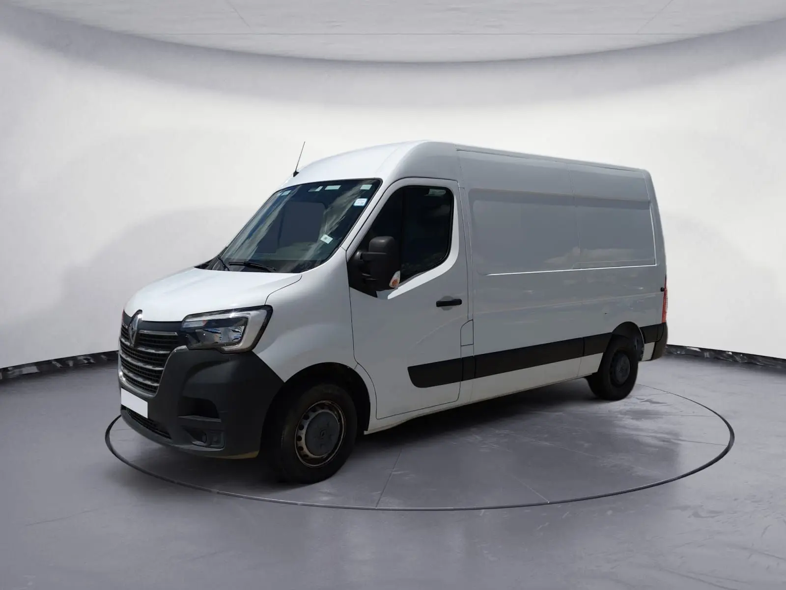 Vue 3/4 avant droite d’un Renault Master blanc L2H2 avec pare-chocs noir et jantes acier noires.