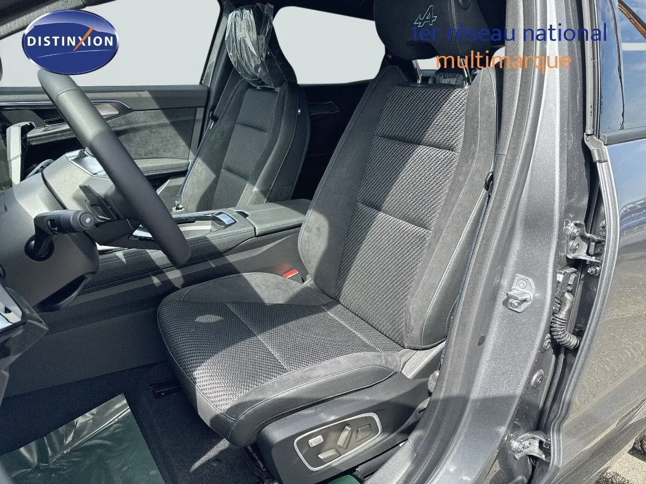 Vue côté gauche intérieur du Renault Austral 2024 gris schiste, siège conducteur en tissu et cuir noir avec réglages électriques.