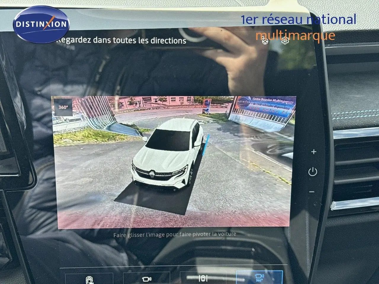 Vue écran intérieur montrant la simulation 3D d'une Renault Austral gris schiste métal avec toit noir en vue 360° aérienne.