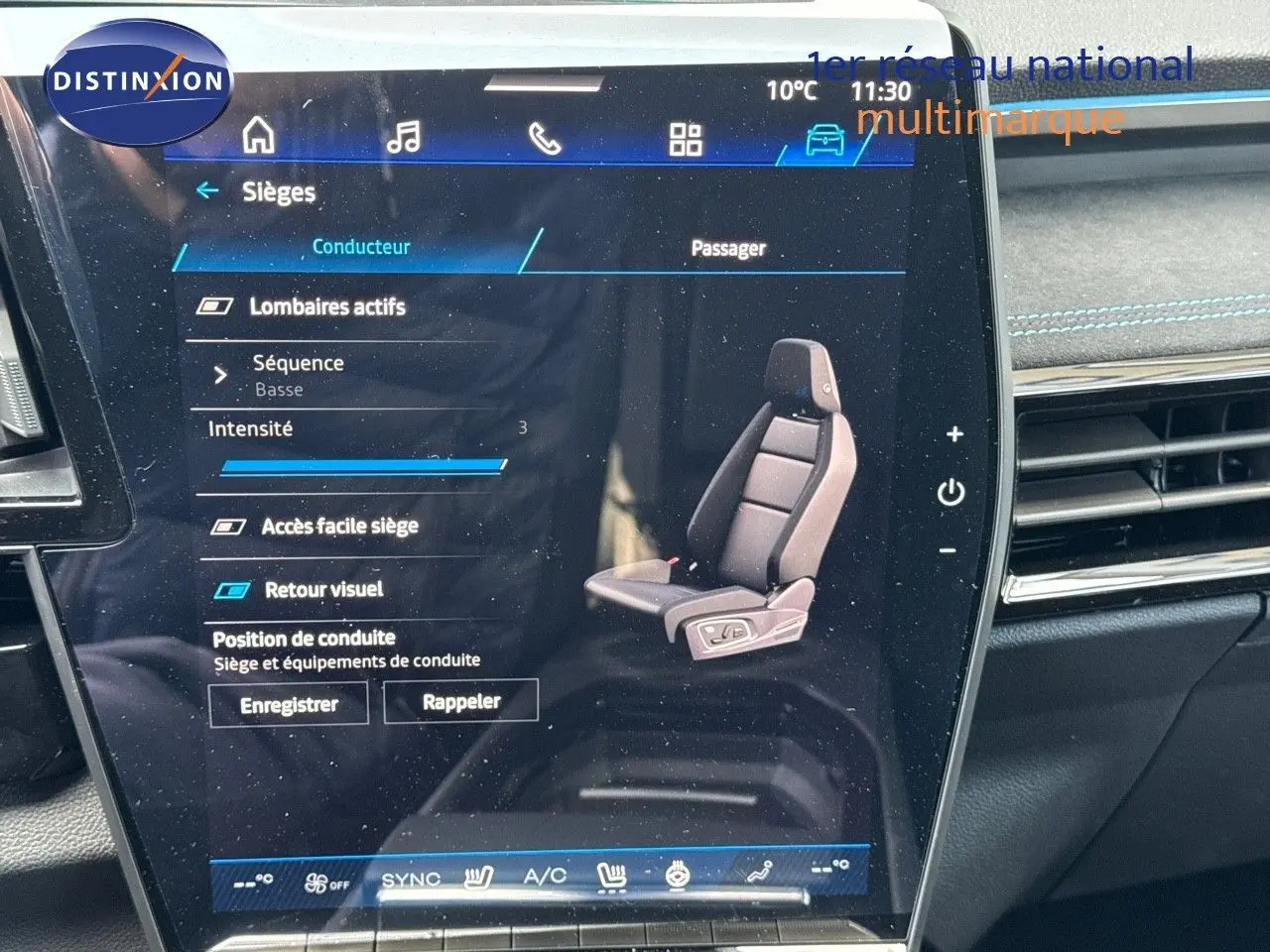 Écran tactile intérieur du Renault Austral 2024 montrant les réglages des sièges avec finition cuir noir et surpiqûres bleues.