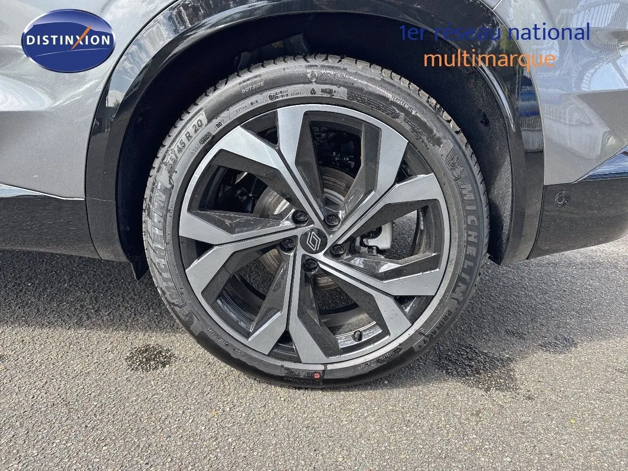 Gros plan sur la roue avant gauche du Renault Austral gris schiste métal avec jante alliage moderne et pneu Michelin.