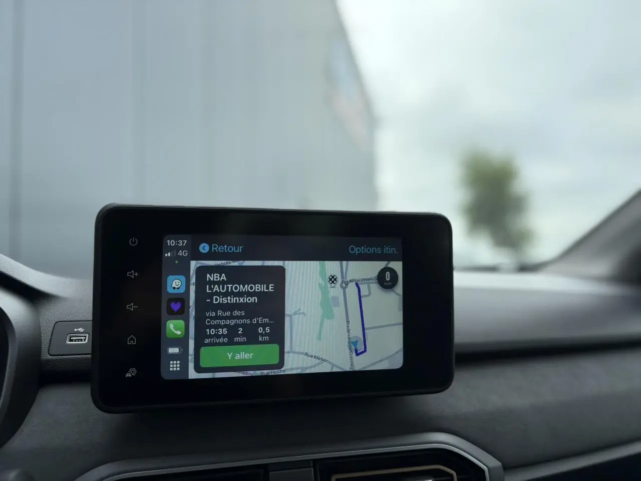 Vue intérieure centrée sur l'écran tactile multimédia de la Dacia Sandero Stepway 2025 en Beige Safari.