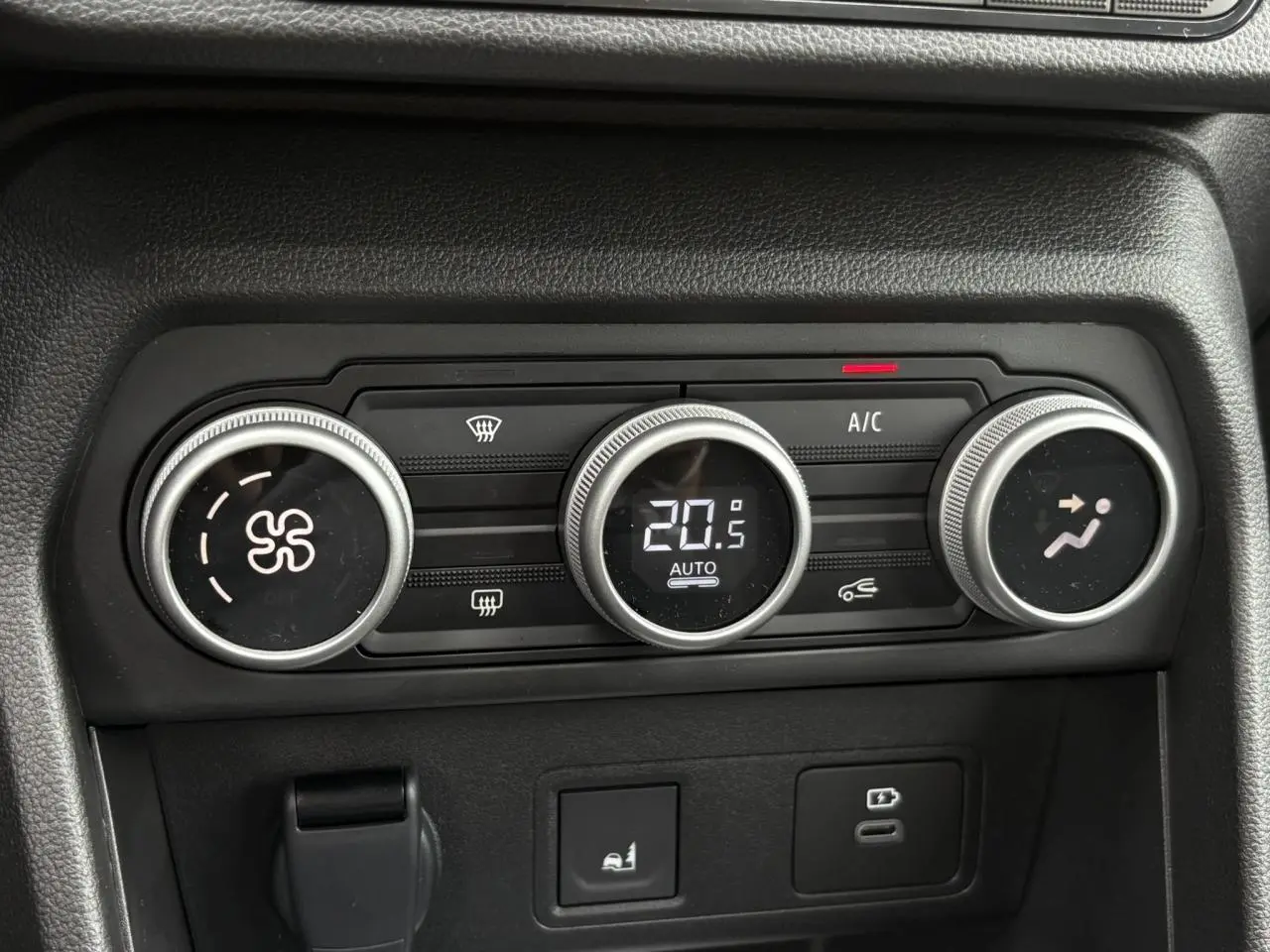 Gros plan sur les commandes de climatisation automatique du Dacia Sandero Stepway 2025, finition Extrême.