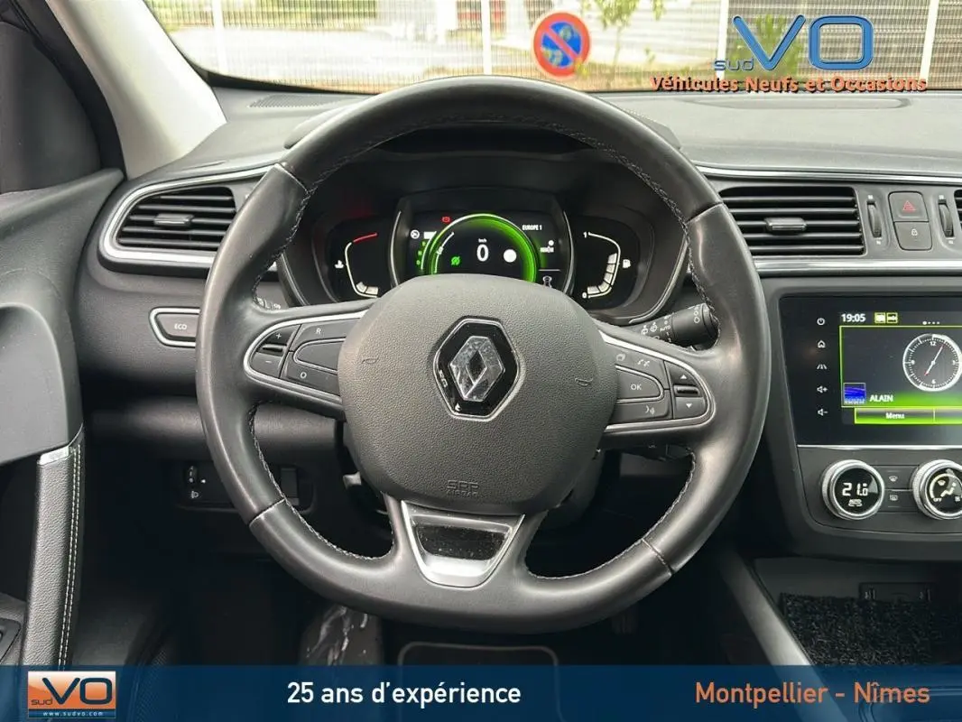 Vue intérieure centrée sur le volant cuir et le tableau de bord numérique du Renault Kadjar gris 2019.