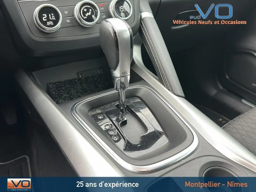 Le levier de boîte automatique EDC du Renault Kadjar TCe 140 Intens 2019, avec commandes de climatisation en arrière-plan.
