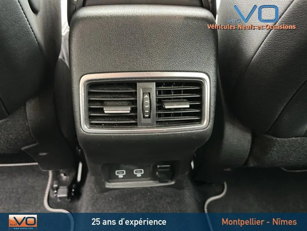 Bouches d'aération arrière et ports USB du Renault Kadjar gris TCe 140 Intens, intérieur en cuir noir.