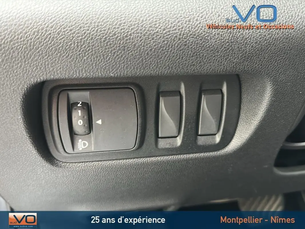 Gros plan sur les commandes de réglage des phares et autres fonctions intérieures du Renault Kadjar gris 2019.