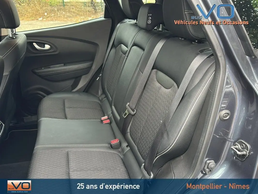 Vue intérieure côté droit des sièges arrière en tissu noir du Renault Kadjar gris, montrant les ceintures et appuie-têtes.