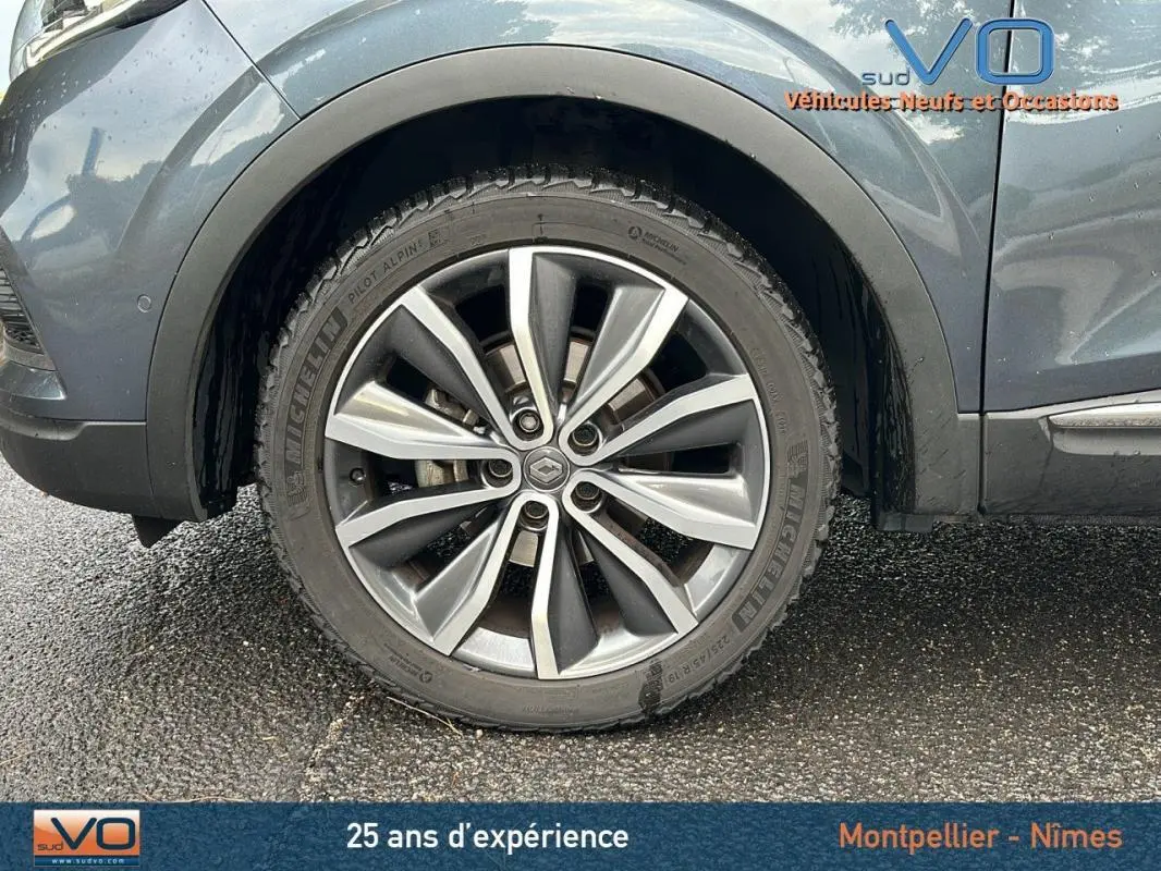 Gros plan sur la jante alliage 18 pouces gris du côté avant droit du Renault Kadjar TCe 140 FAP EDC Intens gris.