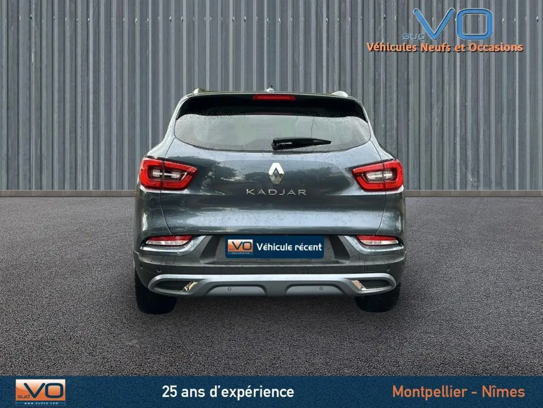 Vue arrière d'un Renault Kadjar gris 2019 avec feux LED et double sortie d'échappement intégrée au pare-chocs.