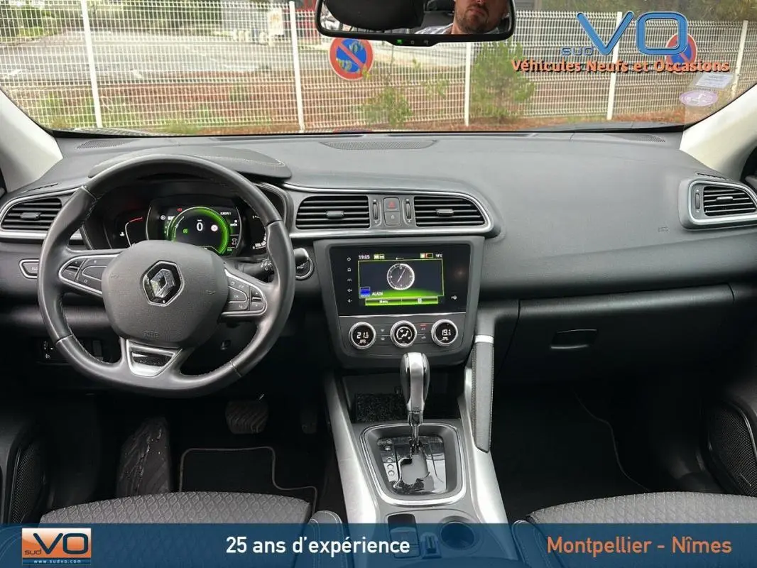 Intérieur Renault Kadjar TCe 140 gris 2019, vue frontale du tableau de bord avec écran tactile et volant cuir.