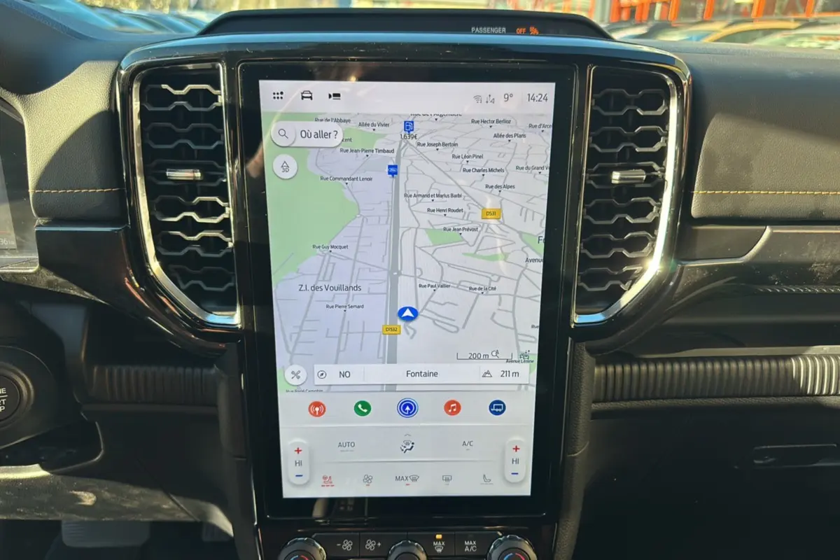 Écran tactile vertical du système GPS Sync4 de Ford Ranger Wildtrak Plus 2025, intérieur noir avec aérateurs hexagonaux.