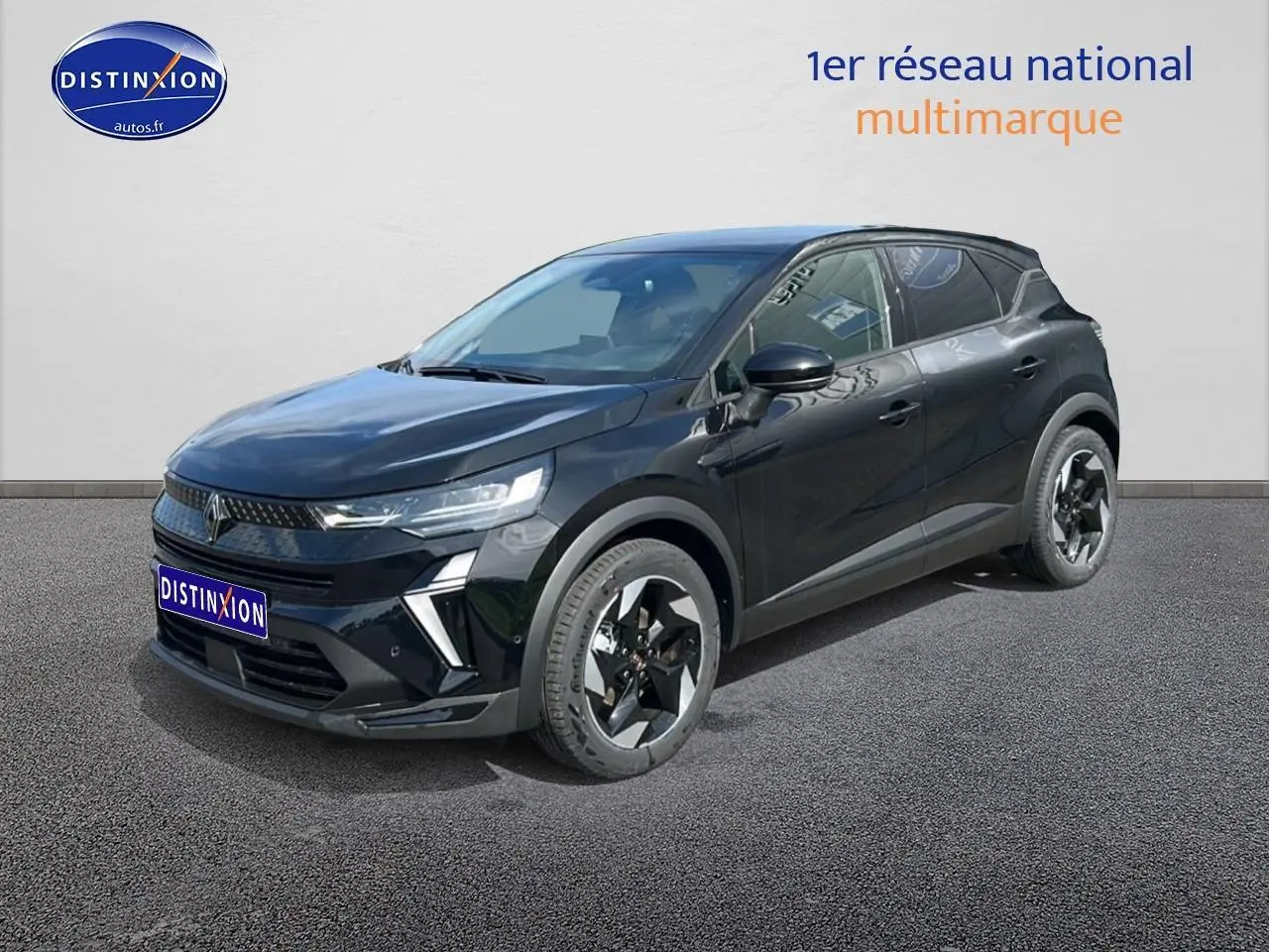 Renault Captur 1.6 e-tech hybride 2025 noir étoile en 3/4 avant avec jantes alu et calandre moderne.