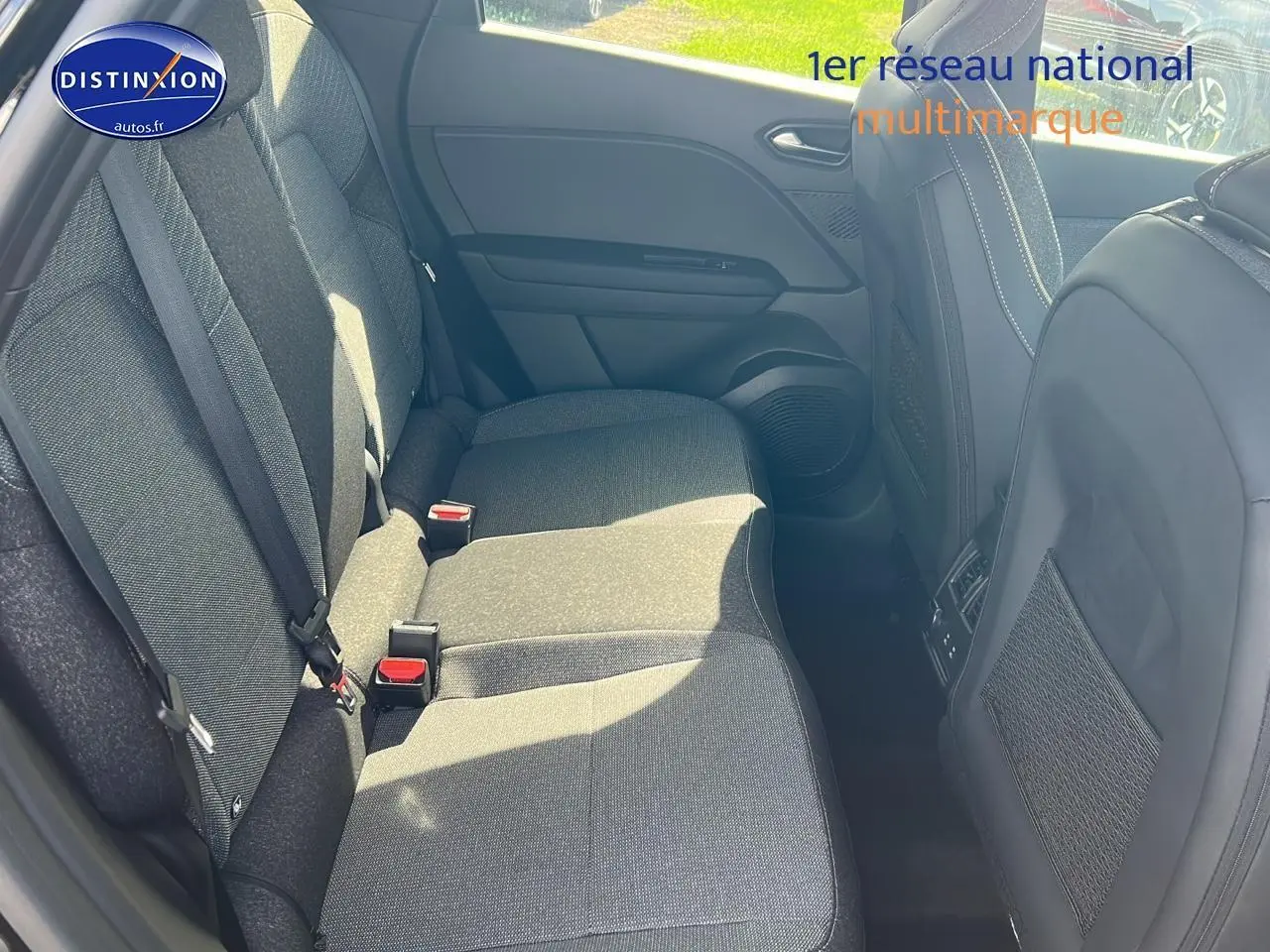 Vue intérieure côté droit sur la banquette arrière noire étoile du Renault Captur 1.6 e-tech hybride 2025.