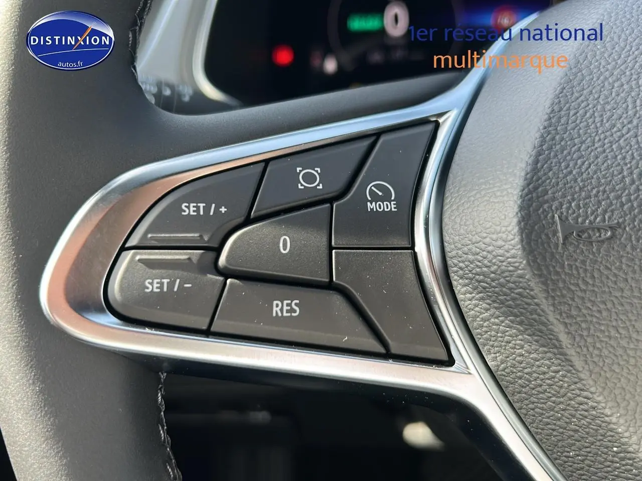 Gros plan sur les commandes multifonctions du volant cuir du Renault Captur 1.6 e-tech hybride noir étoile, côté gauche.