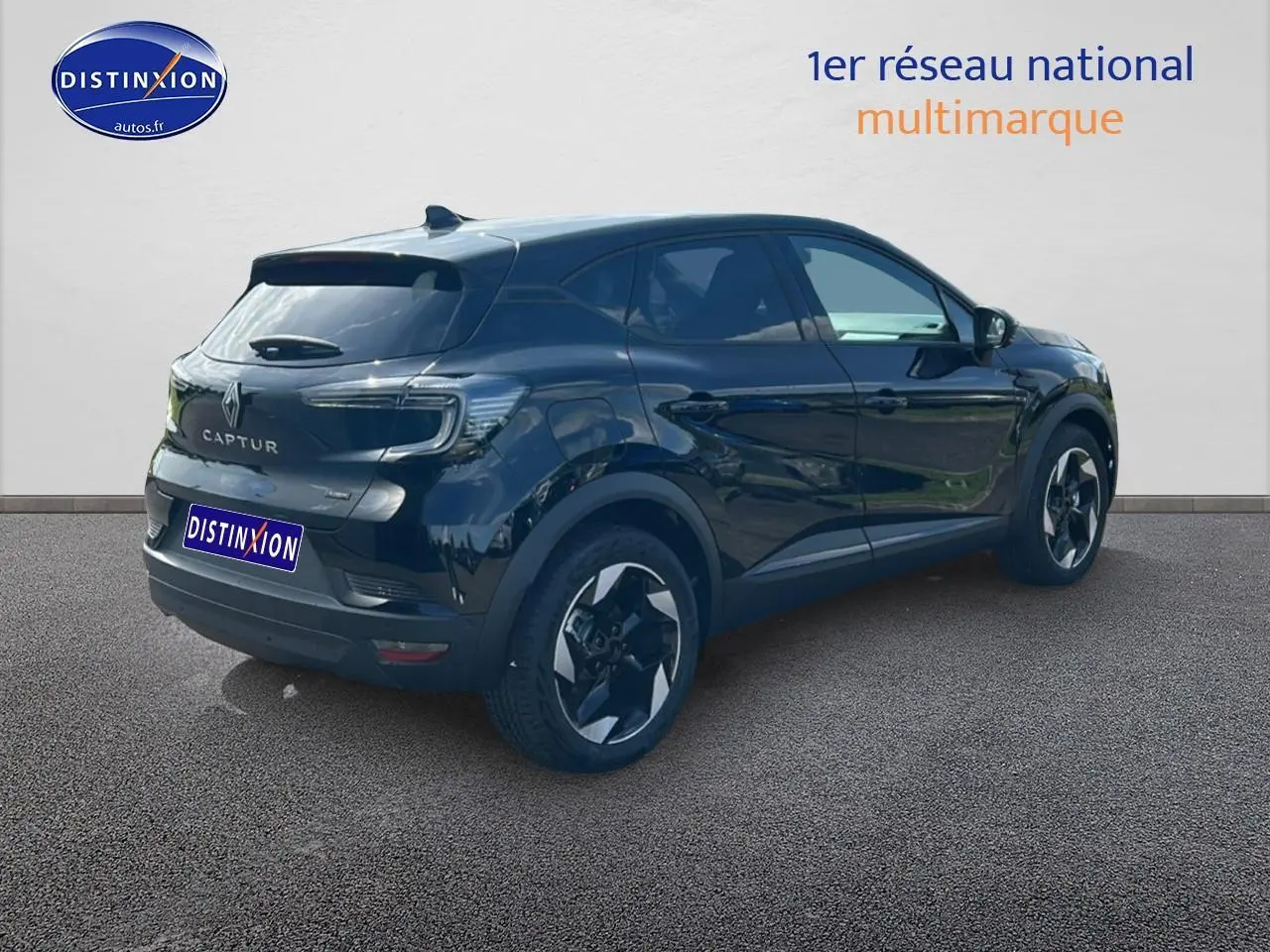 Renault Captur noir étoile en 3/4 arrière droit, avec jantes alu et feux arrière LED distinctifs.