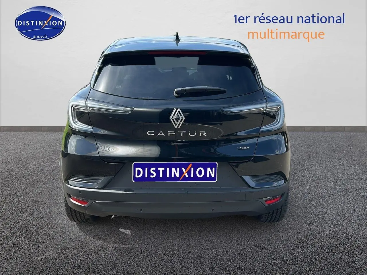 Vue arrière d'un Renault Captur noir étoile 2025 avec feux LED et logo distinctif au centre du hayon.
