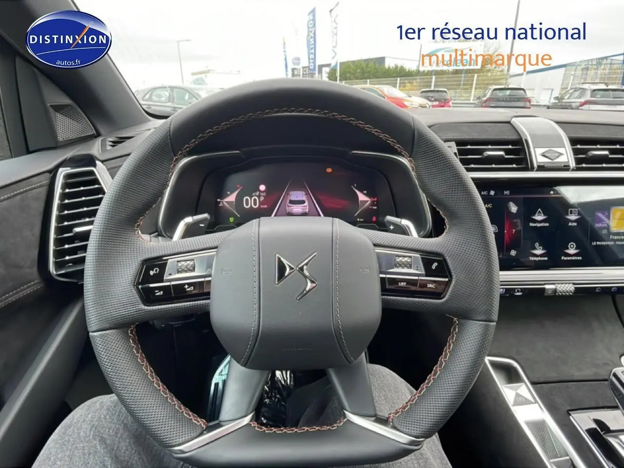 Vue intérieure centrée sur le volant cuir DS avec tableau de bord numérique et écran tactile du DS7 noir 2026.