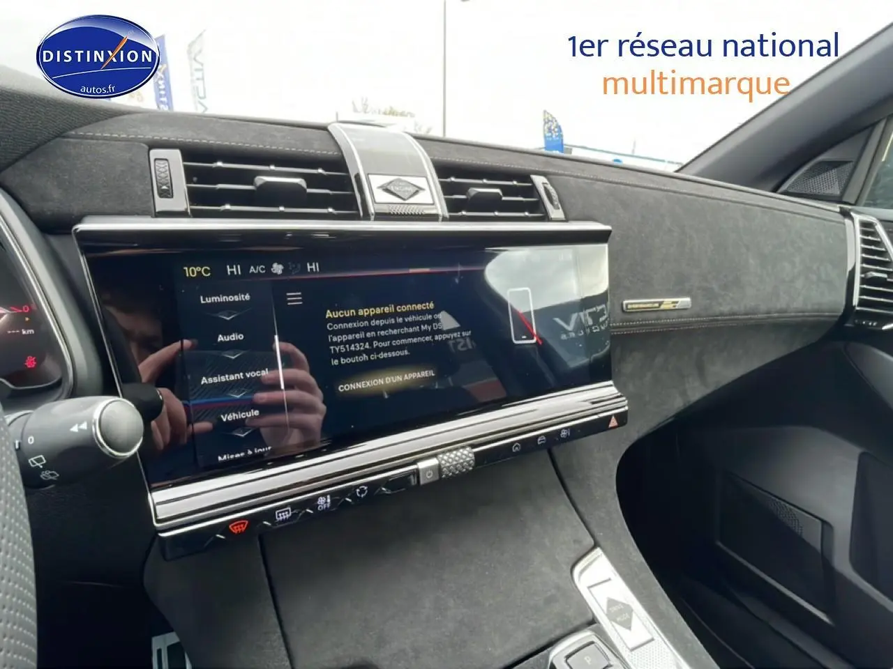 Intérieur du DS7 1.5 BlueHDi 130 noir, vue côté passager sur écran tactile et tableau de bord en alcantara.