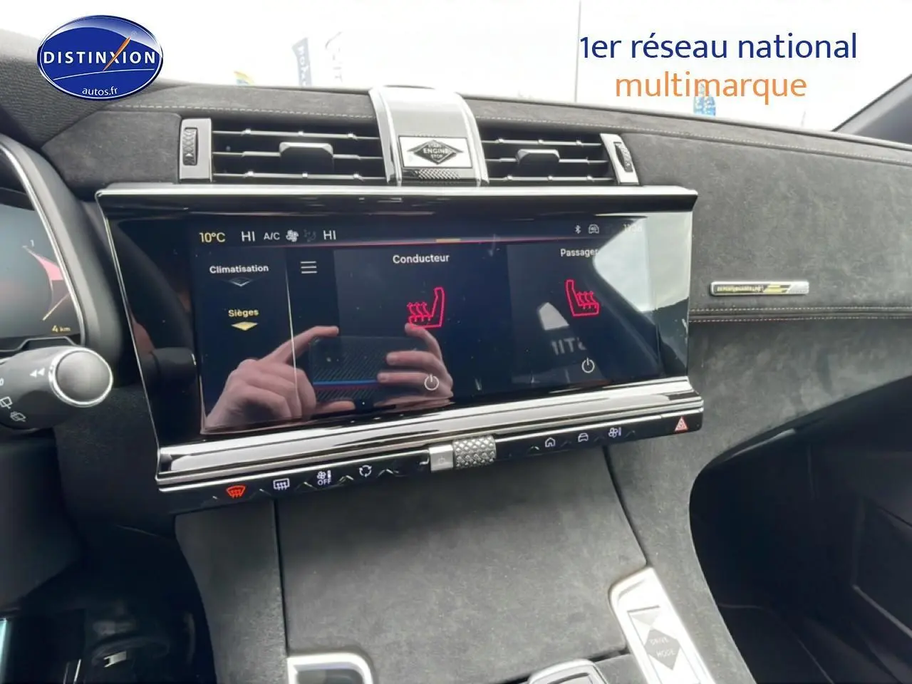 Vue rapprochée de la console centrale noire du DS7 2026 avec écran tactile affichant la climatisation et sièges chauffants.