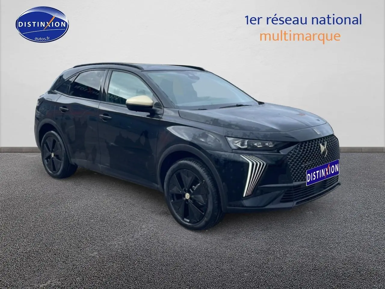 DS7 1.5 BlueHDi 130 noir en 3/4 avant droit avec jantes noires et rétroviseurs couleur contrastée.