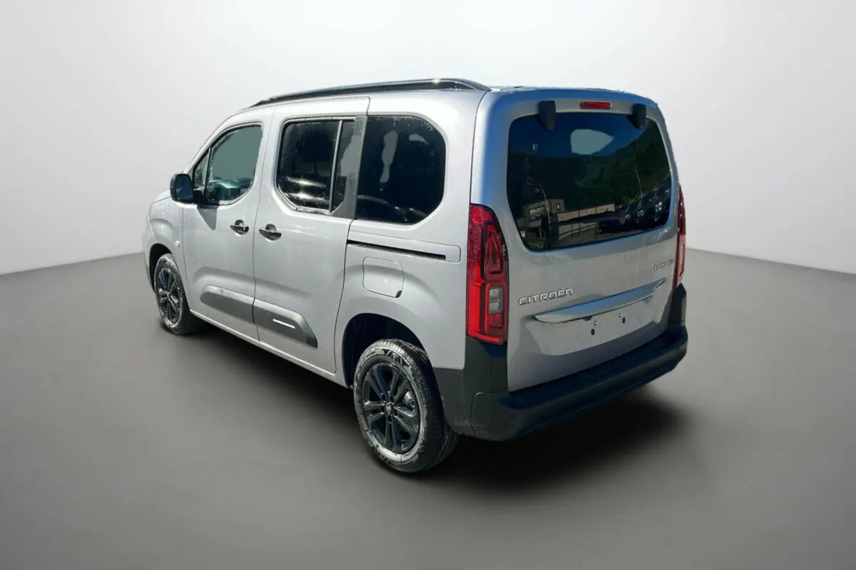 Vue 3/4 arrière droite d’un Citroën Berlingo gris Artense avec vitres arrière surteintées et jantes alu noires.